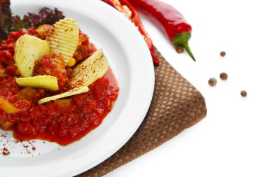 biberli Mısır carne - beyaz izole peçete üzerinde ahşap kase geleneksel Meksika yemeği