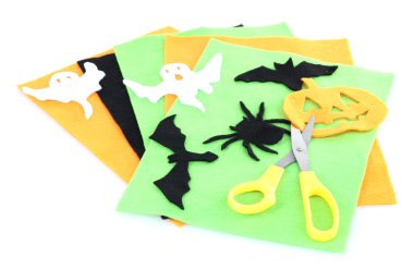 parlak keçe ve üzerinde beyaz izole el yapımı halloween süslemeleri