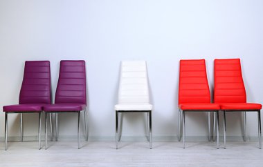 Modern renkli sandalyeler duvar zemin üzerine