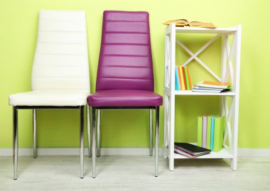 modern renkli sandalyeler, ahşap stand, duvar fon üzerine kitap ile güzel iç