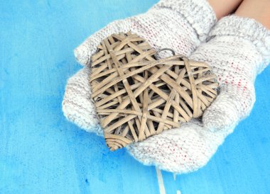 kadın ellerinde eldivenler ile ahşap zemin üzerinde kalp