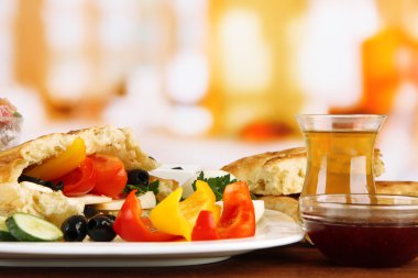 geleneksel Türk kahvaltı parlak zemin üzerine masada