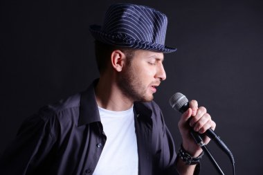 genç müzisyen, şarkı gri arka plan üzerinde