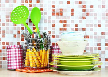 Züccaciye ve mutfak mozaik karo zemin üzerine masada çatal bıçak takımı