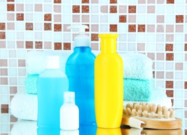 kozmetik ve mozaik karo zemin üzerine banyo aksesuarları