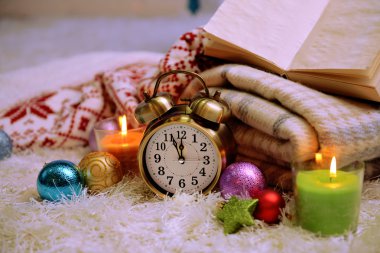 kareli, mumlar ve parlak zemin üzerine beyaz halı üzerinde Noel süslemeleri ile kompozisyon