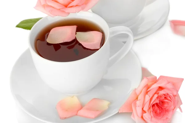 Tazze di tè con rose isolate su bianco — Foto Stock