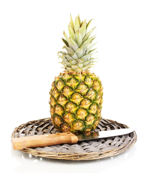 Ananas op rieten mat geïsoleerd op wit — Stockfoto