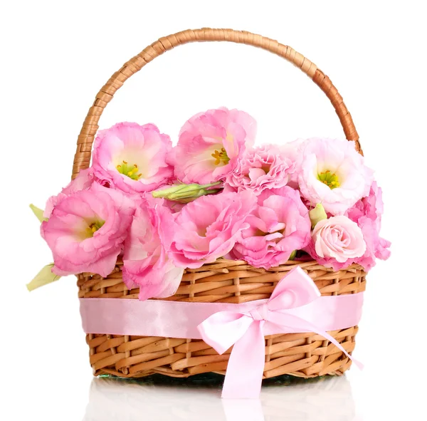 Buquê de flores de eustoma em cesta, isolado em branco — Fotografia de Stock