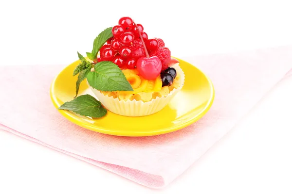 Γλυκύφωνος κέικ με φρούτα και τα μούρα που απομονώνονται σε λευκό — Φωτογραφία Αρχείου