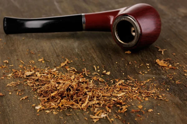 Smoking pipe and tobacco on wooden table close-up — Stock Photo, Image