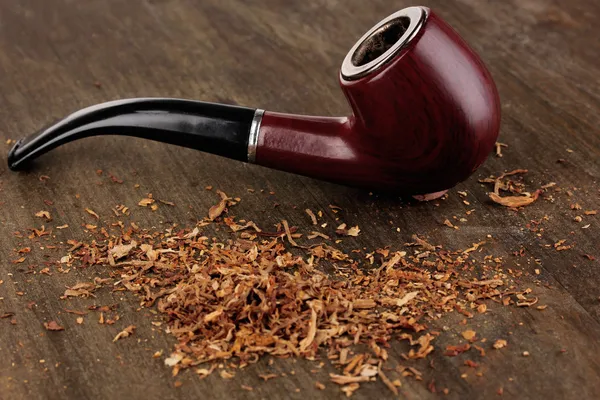 ΚΑΠΝΙΖΩ ΠΙΠΑ και καπνού σε κοντινό πλάνο ξύλινο τραπέζι — Φωτογραφία Αρχείου