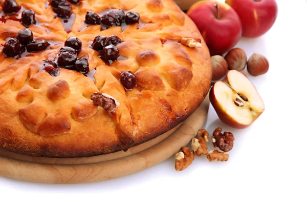 Gustosa torta fatta in casa, mele e marmellata, isolata su bianco — Foto Stock