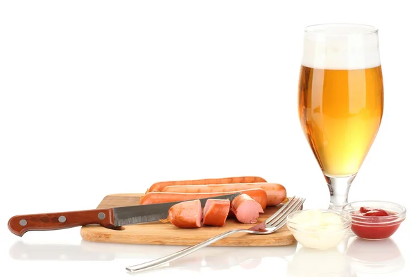 Birra e salsicce grigliate isolate su bianco — Foto Stock