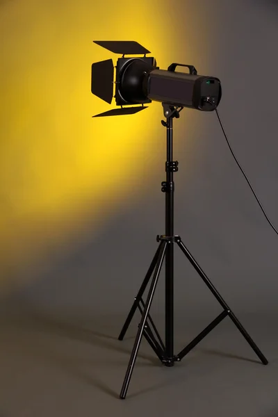 Iluminação de estúdio em fundo cinza close-up — Fotografia de Stock