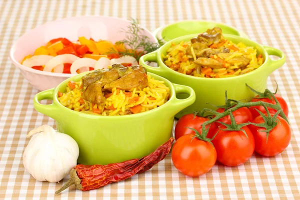 Delicioso pilaf con verduras sobre fondo de mantel —  Fotos de Stock