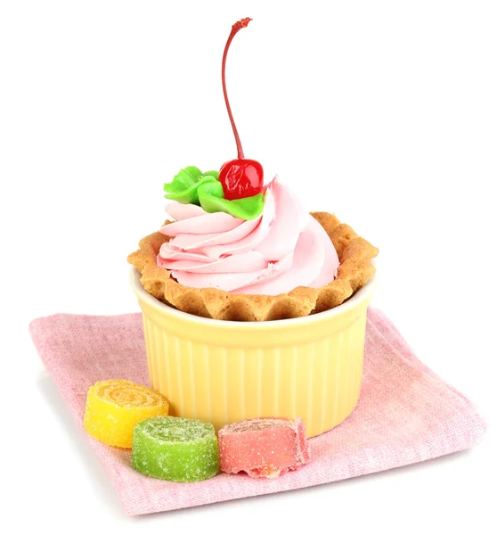 Pastel con cereza en tazón para hornear aislado en blanco — Foto de Stock