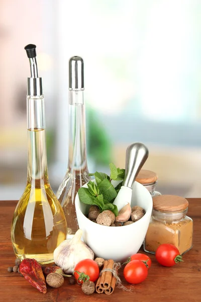 Samenstelling van de mortel, flessen met olijfolie en azijn en groene kruiden, op lichte achtergrond — Stockfoto