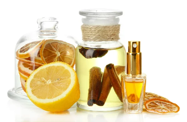 Flessen met ingrediënten voor het parfum, geïsoleerd op wit — Stockfoto