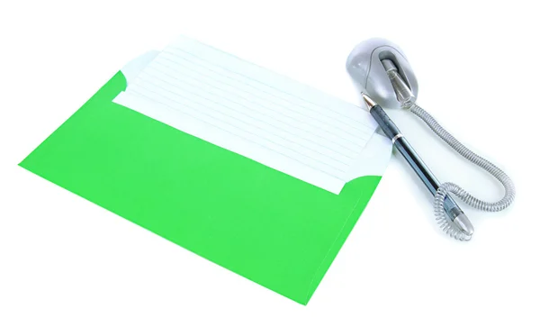 Envelope com caneta isolada sobre branco — Fotografia de Stock