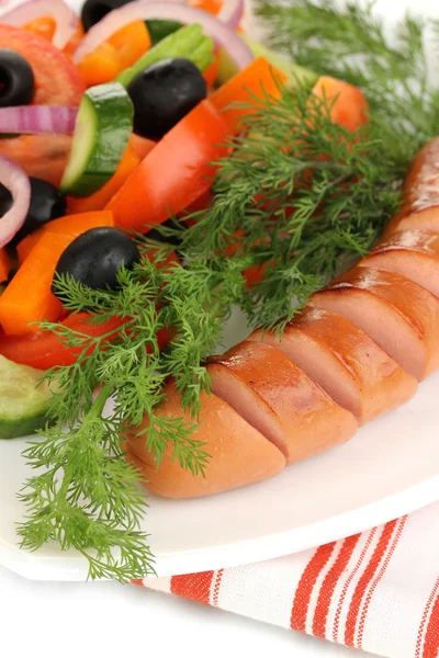 Salchicha a la parrilla con ensalada fresca de cerca — Foto de Stock