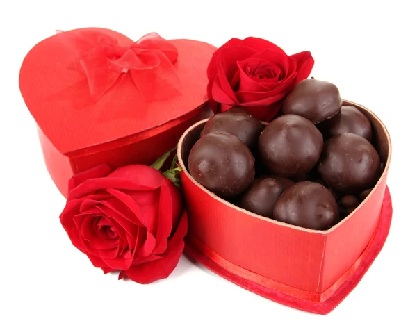 Dulces de chocolate en caja de regalo, aislados en blanco — Foto de Stock