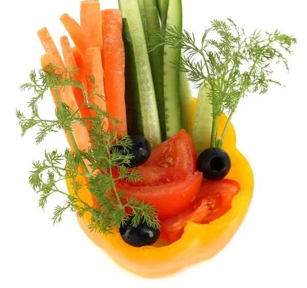 Bâtonnets de légumes crus assortis dans un bol de poivre isolé sur blanc — Photo