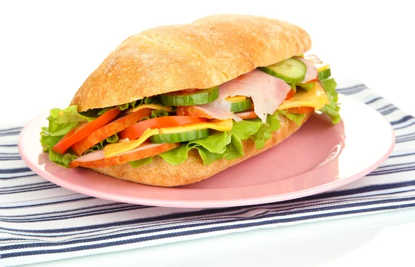 Sanduíche fresco e saboroso com presunto e legumes isolados em branco — Fotografia de Stock