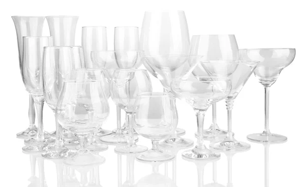 灰色の背景にカクテルやワインのグラス — ストック写真