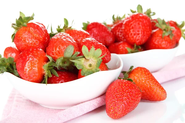 Frische Erdbeere in Schale isoliert auf weiß — Stockfoto