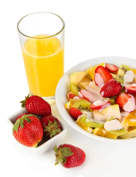 Salada de frutas útil de frutas frescas e bagas em tigela isolada em branco — Fotografia de Stock