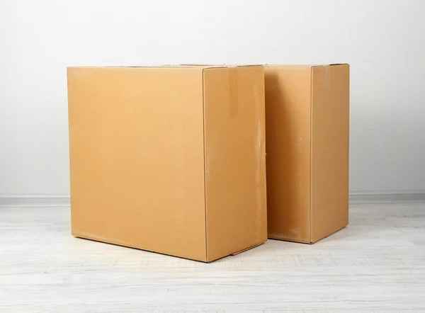 Caixas de papelão diferentes no quarto — Fotografia de Stock