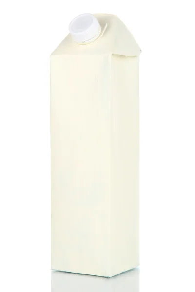 Süt paketi üzerinde beyaz izole — Stok fotoğraf
