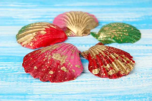 木製の背景の色にカラフルな貝殻 — ストック写真