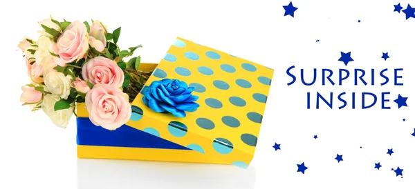 Caja de regalo amarilla con flores aisladas en blanco —  Fotos de Stock