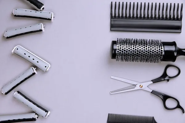 Profesjonalny salon fryzjerski narzędzia na szarym tle — Zdjęcie stockowe