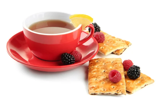 Taza de té con galletas y bayas aisladas en blanco — Foto de Stock