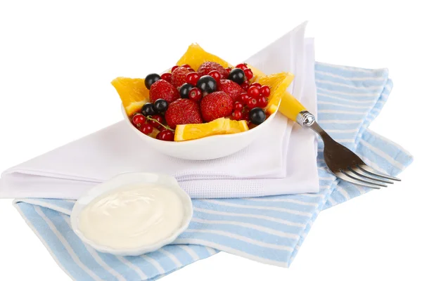 Nuttige fruitsalade van vers fruit en bessen in kom geïsoleerd op wit — Stockfoto