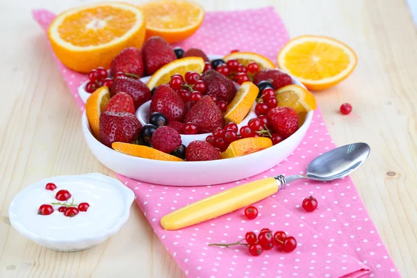 Ensalada de frutas útil en plato sobre mesa de madera de cerca —  Fotos de Stock