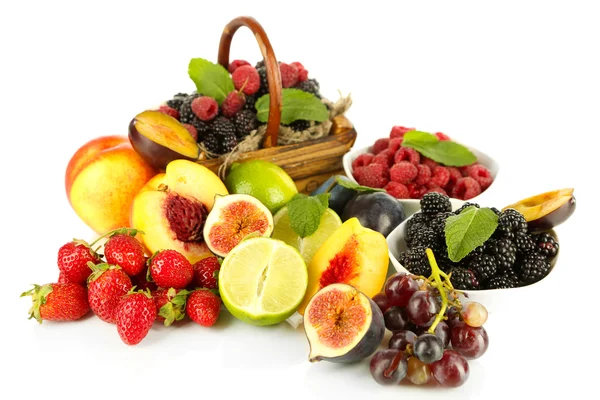 Ассортимент сочных фруктов и ягод, выделенных на белом — стоковое фото