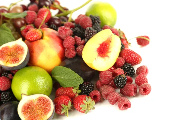 Surtido de frutas y bayas jugosas, aisladas en blanco —  Fotos de Stock