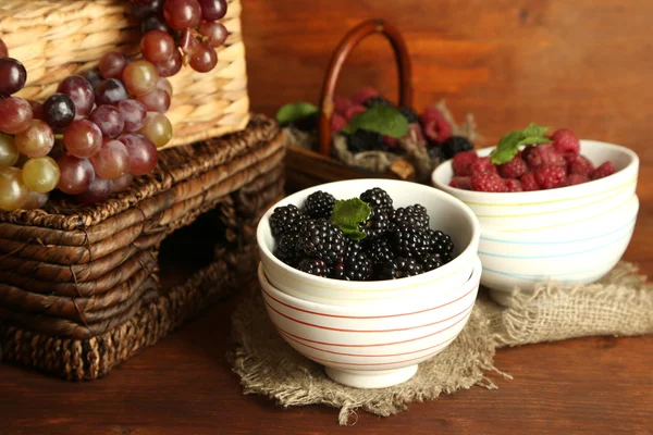 Assortimento di frutti succosi e bacche su sfondo di legno — Foto Stock