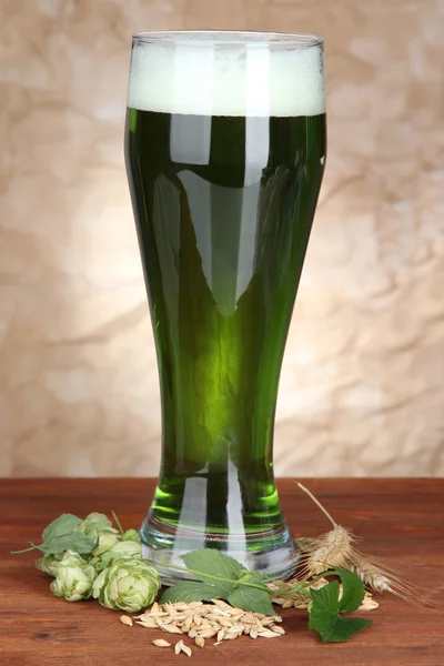 Ποτήρι πράσινο μπύρα και λυκίσκου, στο ξύλινο τραπέζι — Φωτογραφία Αρχείου
