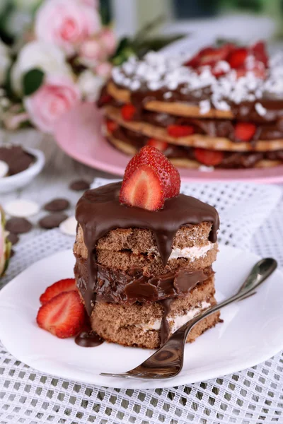 Chocolate cake with strawberry on wooden table close-up — Stock Photo, Image