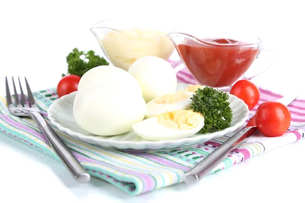 Βραστά αυγά στο πιάτο σε χαρτοπετσέτα που απομονώνονται σε λευκό — Φωτογραφία Αρχείου