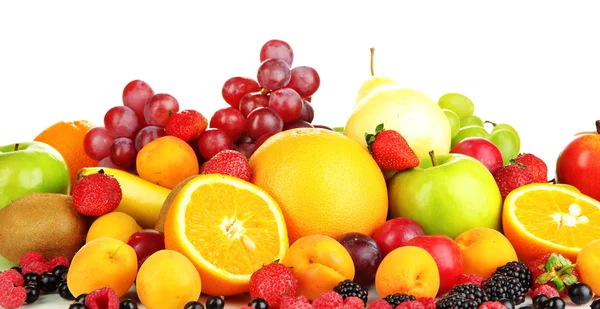 Νωπά φρούτα και μούρα που απομονώνονται σε λευκό — Φωτογραφία Αρχείου