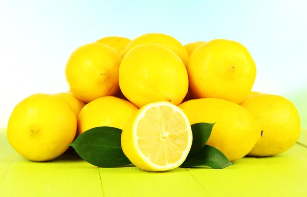 Limones maduros aislados en blanco —  Fotos de Stock