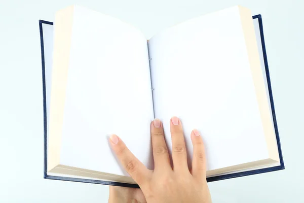 Βιβλίο στα χέρια που απομονώνονται σε λευκό — Φωτογραφία Αρχείου