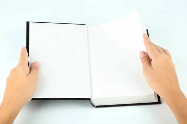 Livre dans les mains isolé sur blanc — Photo