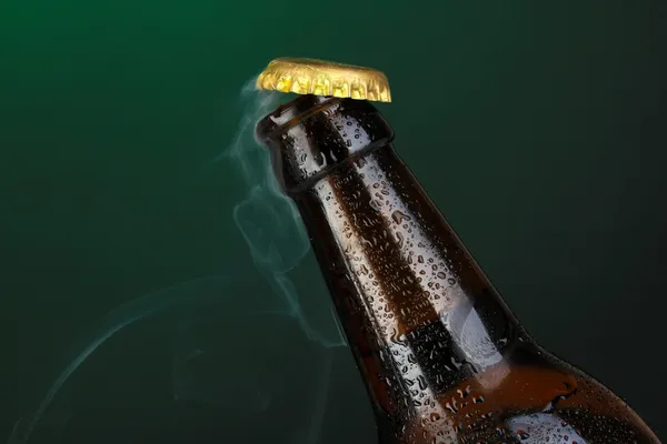 Κορυφή του ανοίξετε υγρό μπύρα μπουκάλι σε σκούρο φόντο — Φωτογραφία Αρχείου
